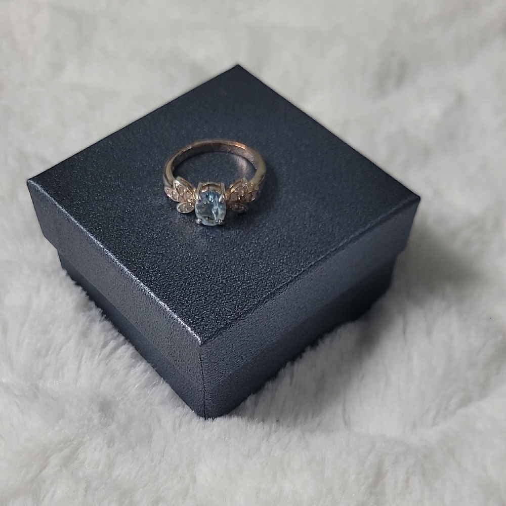 Sterling Silver Elegant Blue Aquamarine Ring